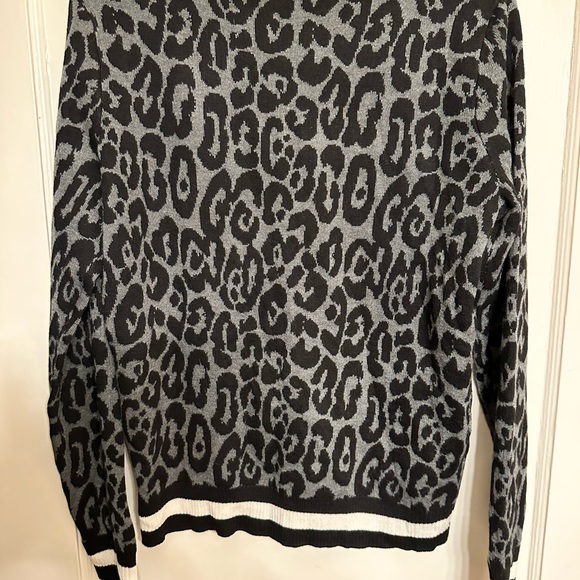 Saks Fifth Avenue Black, Gray and White Leopard Print Sweater Size Large NWT - Picture 3 of 3